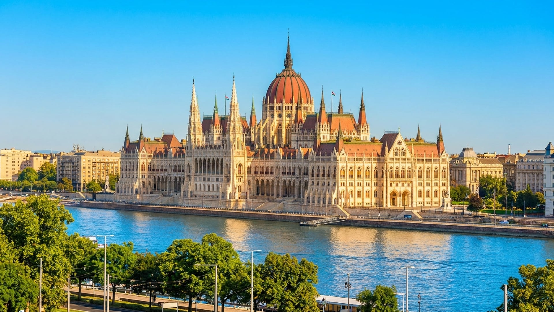 Budapester Parlament an der Donau bei Tageslicht